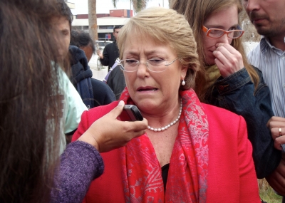 Michelle Bachelet fue sorprendida  semidesnuda y esta fue su reaccion